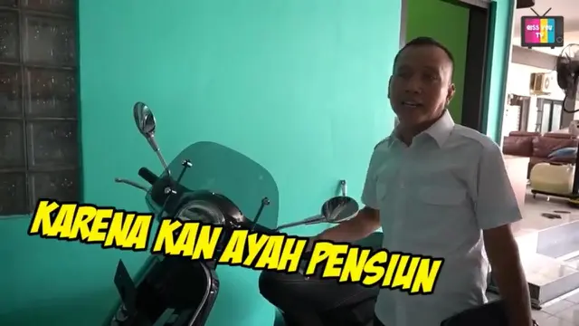 Momen Abdul Rozak Ayah Ayu Ting Ting Pamitan dari Kantor
