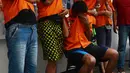 Sejumlah tersangka kasus narkoba menutupi wajah mereka saat gelar perkara di Polda Metro Jaya, Jakarta, Jumat (1/3). Subdit II Resnarkoba menangkap lima tersangka dalam kasus ini. (Merdeka.com/ImamBuhori)