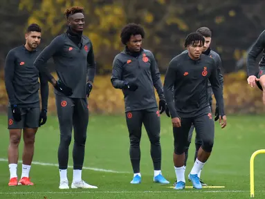 Pemain Chelsea Cesar Azpilicueta (kanan) berlatih bersama rekan-rekannya jelang menghadapi Valencia pada penyisihan Grup H Liga Champions di Cobham Training Centre, Stoke D'Abernon, Inggris, Selasa (26/11/2019). Chelsea akan menghadapi Valencia pada 28 November 2019 dini hari WIB. (Glyn KIRK/AFP)