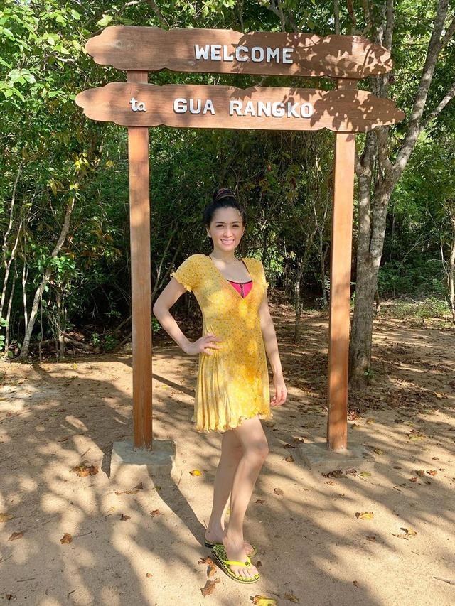 7 Potret Angel Karamoy Liburan ke Labuan Bajo, Berani Berenang di Dalam Gua