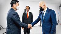 Menteri Koordinator Bidang Kemaritiman dan Investasi Luhut Binsar Panjaitan bertemu Presiden Amerika Serikat (AS) Joe Biden saat mendampingi Presiden Joko Widodo atau Jokowi di Konferensi Tingkat Tinggi (KTT) Pemimpin Dunia COP26 di Glasgow Skotlandia, pada 1-2 November 2021.