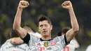 Harapan yang mulai tumbuh di pihak Borussia Dortmund akhirnya dipatahkan oleh Robert Lewandwoski. Memanfaatkan blunder Manuel Akanji di menit ke-74, Lewandowski berhasil memaksa kiper Gregor Kobel untuk memungut bola dari dalam gawangnya. (Foto: AP/Martin Meissner)