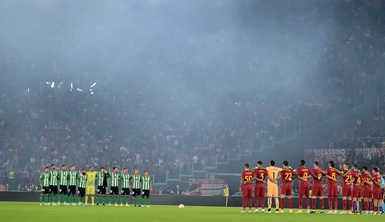 Pemain AS Roma dan Real Betis mengheningkan cipta untuk mengenang para korban tragedi Kanjuruhan jelang pertandingan sepak bola Liga Europa di Roma, Italia, 6 Oktober 2022. (Alfredo Falcone/LaPresse via AP)