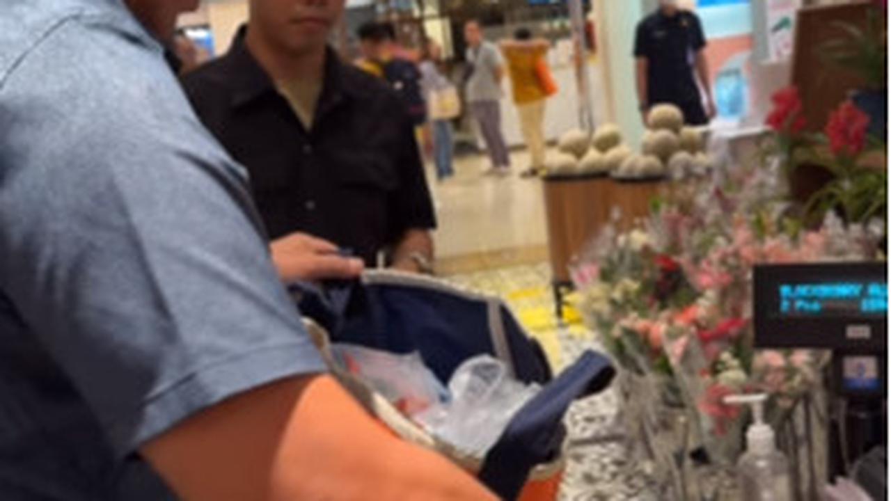 Momen Kasad Maruli Belanja di Supermarket, Rapikan Belanjaan Sendiri Ajudan Sampai Bengong