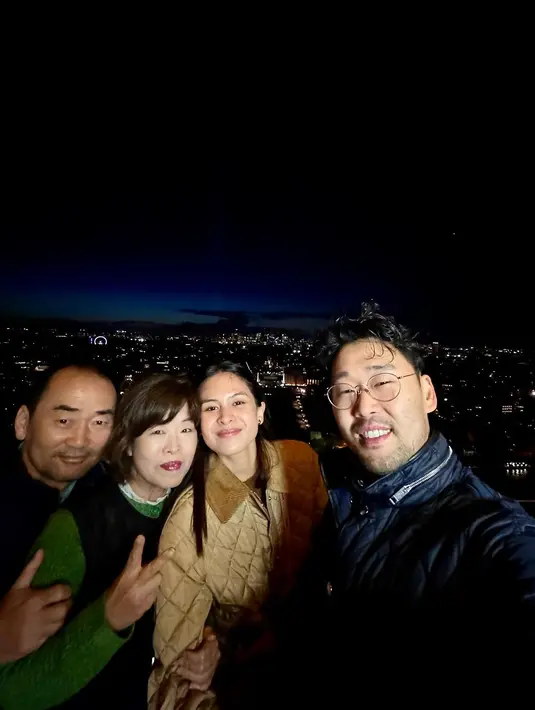 Liburan di Paris, Maudy Ayunda tak hanya ditemani sang suami melainkan juga kedua mertuanya [@maudyayunda]