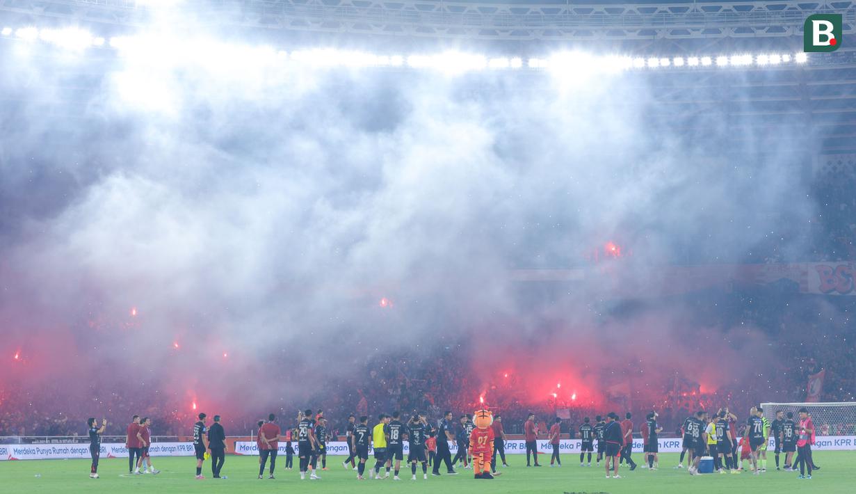 Pantauan langsung Bola.com di lapangan memperlihatkan hampir tidak ada celah yang tersisa di tribune Stadion Utama Gelora Bung Karno. Bahkan, anak tangga yang seharusnya steril pun terisi oleh penonton.  (Bola.com/M Iqbal Ichsan)