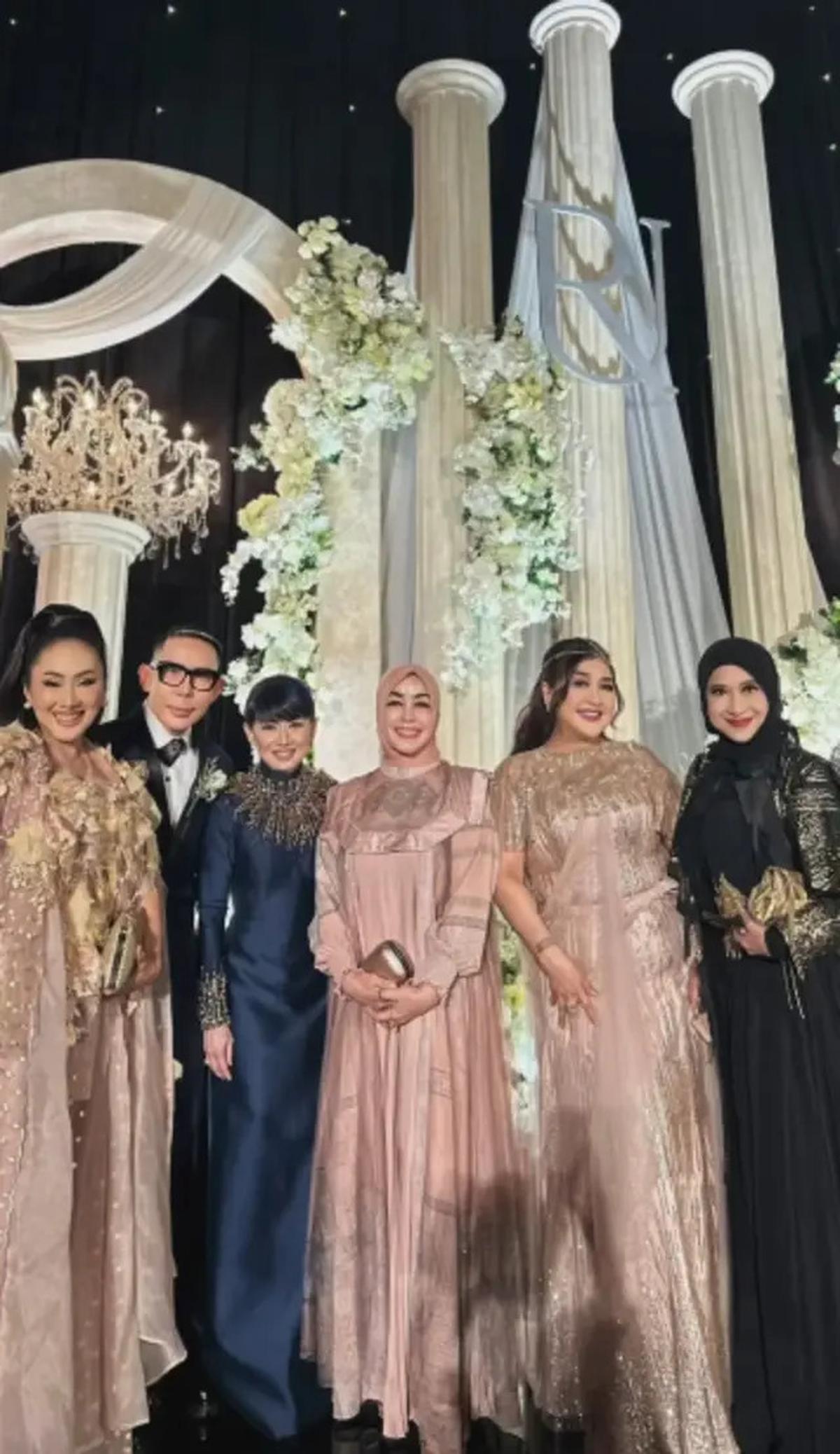 Pilihan Gaya Paramitha Rusady saat Kondangan, Tampil Cantik Awet Muda di Usia 58 Tahun