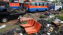 Pekerja memotong dan memisahkan sisa bagian rangka angkutan Metromini di salah satu pool Metromini, Jalan Pulogebang, Jakarta, Rabu (3/1). Satu unit bangkai metromini dihargai senilai Rp12 juta oleh pengepul besi bekas. (Liputan6.com/JohanTallo)