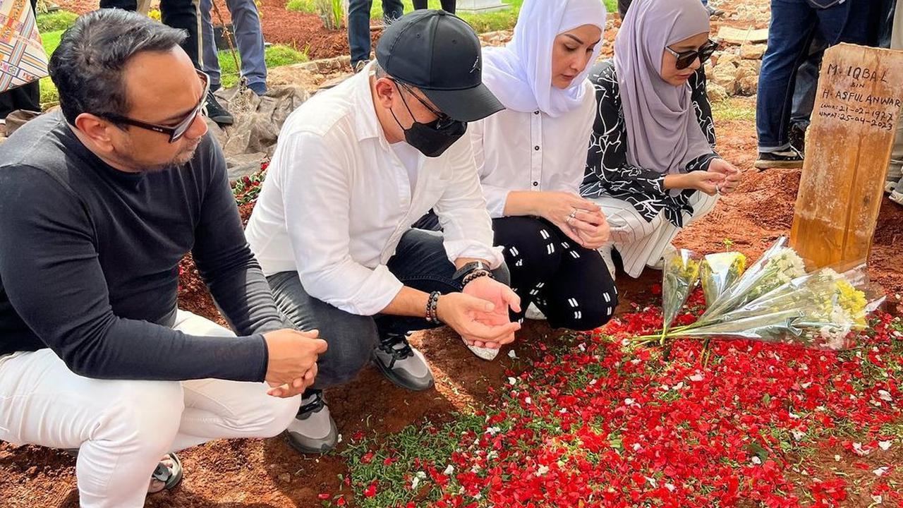 Dihadiri Sejumlah Artis, Ini 7 Momen Pemakaman Pesinetron Iqbal Pakula
