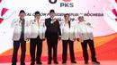 Bakal calon presiden 2024-2029 yang diusung PKS, Anies Rasyid Baswedan (tengah) berpose bersama Presiden PKS Ahmad Syaikhu (kedua kiri), Wakil Ketua Majelis Syura Mohammad Sohibul Iman (kedua kanan), Sekjen Aboe Bakar Alhabsyi (kanan), dan Bendahara Umum Mahfudz Abdurrahman (kiri) usai pembacaan hasil keputusan Musyawarah Majelis Syuro VIII PKS di Jakarta, Kamis (23/2/2023). PKS secara resmi mendukung Anies Baswedan sebagai bakal calon presiden tahun 2024-2029. (Liputan6.com/Johan Tallo)