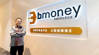 CEO of BMoney Angganata Sebastian memperkenalkan BMoney Privilege Lounge, Selasa (22/10/2024). (Dok BMoney)