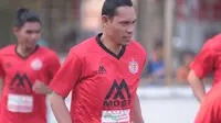 Mantan pemain Persebaya Surabaya, Persija Jakarta, dan Timnas Indonesia, Anang Maruf saat di Solo, Sabtu (8/8/2020). (Bola.com/Vincentius Atmaja)