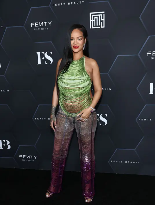 Rihanna berpose saat perayaan produk kecantikannya Fenty Beauty dan Fenty Skin di Goya Studios, Los Angeles, California, Amerika Serikat, 11 Februari 2022. Rihanna diketahui tengah hamil anak pertama dengan kekasihnya, A$AP Rocky. (Mike Coppola/Getty Images/AFP)