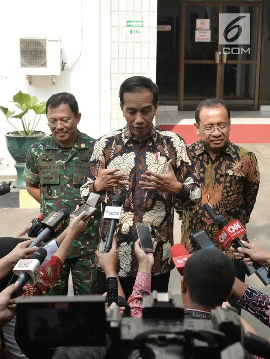 Presiden Joko Widodo  didampingi Menteri Sekretaris Negara, Pratikno, menjenguk Presiden Republik Indonesia ke-3 Bacharuddin Jusuf Habibie. Habibie diketahui sejak Jumat kemarin dirawat di RSPAD Gatot Subroto, Jakarta. (Foto/Biro Pers Istana)