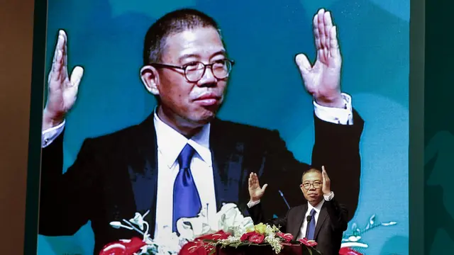 Foto yang diambil pada 6 Mei 2013 ini memperlihatkan Zhong Shanshan, pengusaha F&B Terkaya di Dunia yang merupakan ketua perusahaan air mineral Nongfu Spring dan perusahaan farmasi lainnya, sedang memberi isyarat saat berpidato di sebuah konferensi pers d