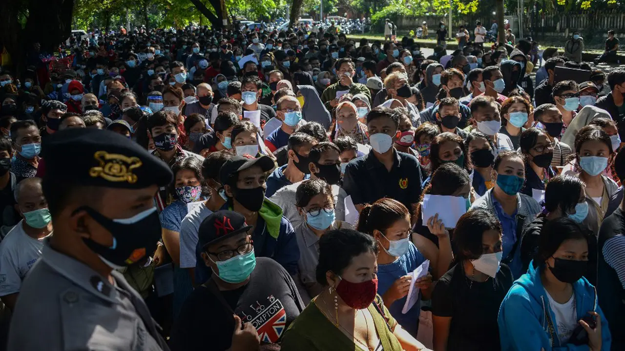 FOTO: Antusiasme Warga Bali Ikuti Vaksinasi Massal COVID-19