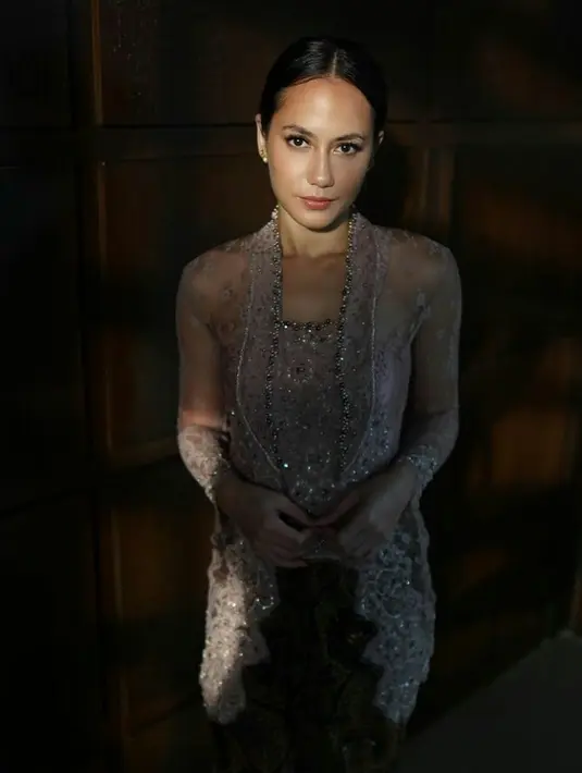 Pevita Pearce tampil anggun saat hadiri acara pernikahan adik sang kekasih, Arsyah Rasyid. Bintang film Sri Asih itu kenakan kebaya kutubaru warna ungu dengan kain jarik. (FOTO: Instagram/pevitapearce).