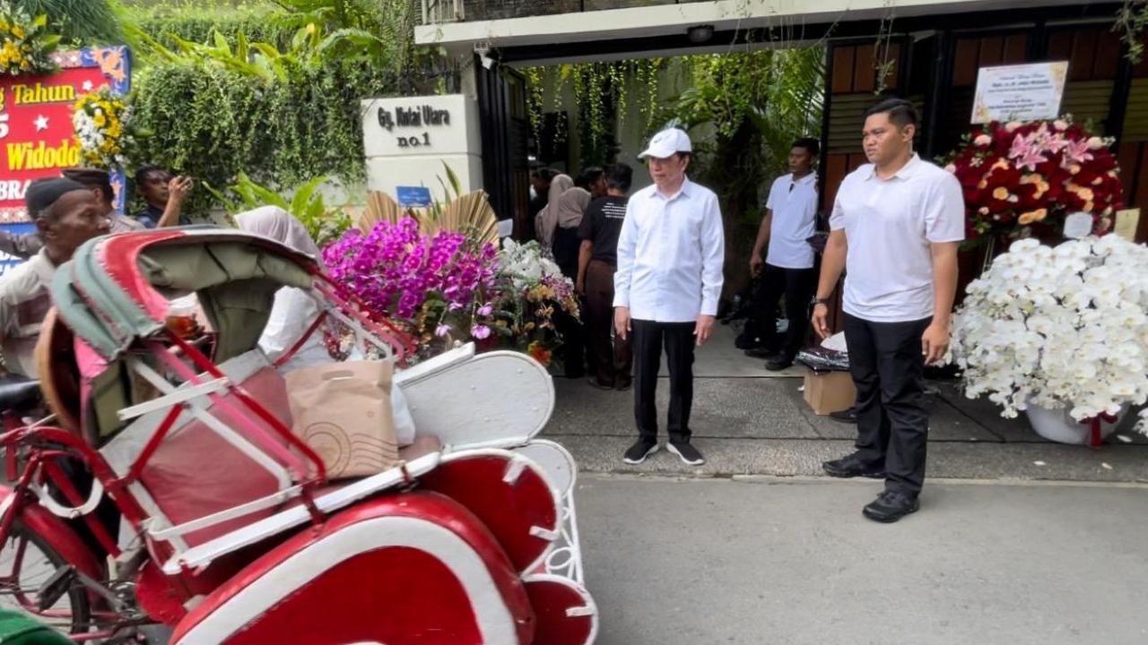 Ulang Tahun, Jokowi Bagi-Bagi Sembako dan Bingkisan ke Ratusan Penarik Becak di Rumahnya