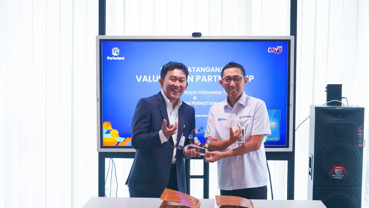 Bank Raya menjalin kerja sama dengan perusahaan BUMN yang mengelola sumberdaya hutan yaitu Perum Kehutanan Negara (Perum Perhutani). Dok Bank Raya)