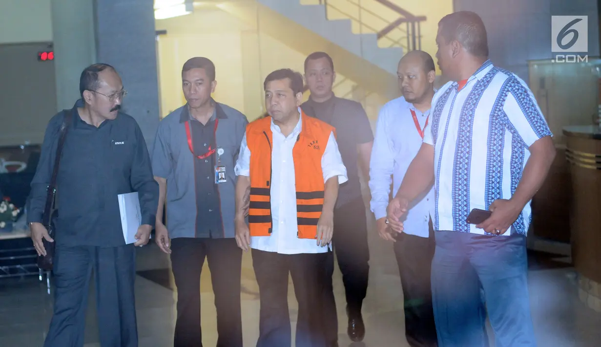 Ketua DPR Setya Novanto (ketiga kiri) usai menjalani pemeriksaan di gedung KPK, Jakarta, Kamis (23/11). Setnov diperiksa untuk dua kasus berbeda, kasus dugaan korupsi pengadaan e-KTP dan kecelakaan yang dialaminya. (Liputan6.com/Helmi Fithriansyah)