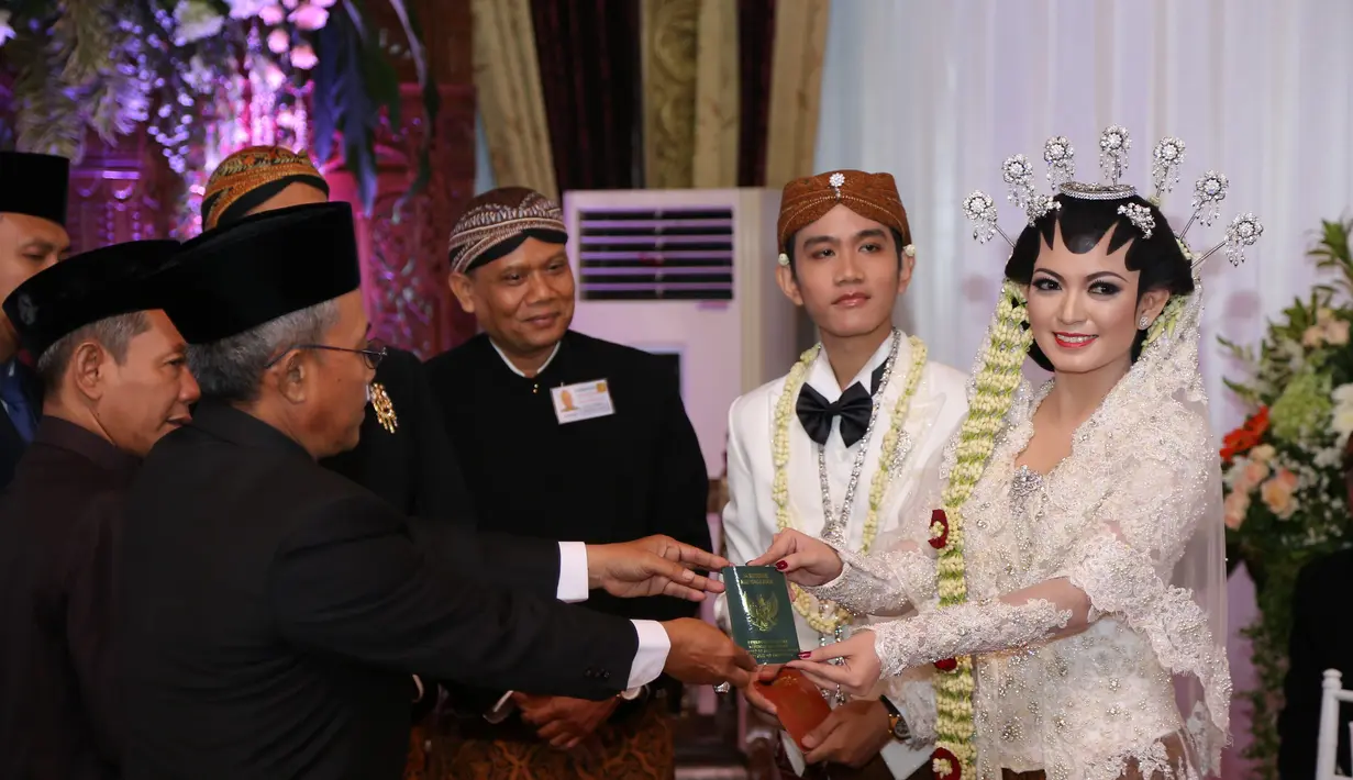 Gibran Rakabuming dan Selvi Ananda memamerkan buku nikahnya. (Galih W. Satria/Bintang.com)