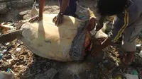 Warga yang berada di pesisir Kota Kendari, saat mengolah penyu menjadi hidangan saat pesta rakyat.(Liputan6.com/Eko Untuk Ahmad Akbar Fua)