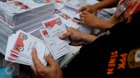 Petugas melipat surat suara Pilkada DKI Jakarta 2017 di Gudang Logistik KPU Jakarta Pusat, Senin (24/1). Nantinya semua surat suara akan di distribusikan ke 1.237 TPS di seluruh wilayah Jakarta Pusat. (Liputan6.com/Gempur M Surya)