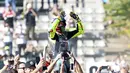 Pembalap MotoGP Valentino Rossi melambaikan tangan pada akhir balapan MotoGP Valencia 2021 di Sirkuit Ricardo Tormo, Cheste, Spanyol, 14 November 2021. Sebelumnya, Valentino Rossi menduduki peringkat 20 klasemen MotoGP musim ini. (AP Photo/Alberto Saiz)