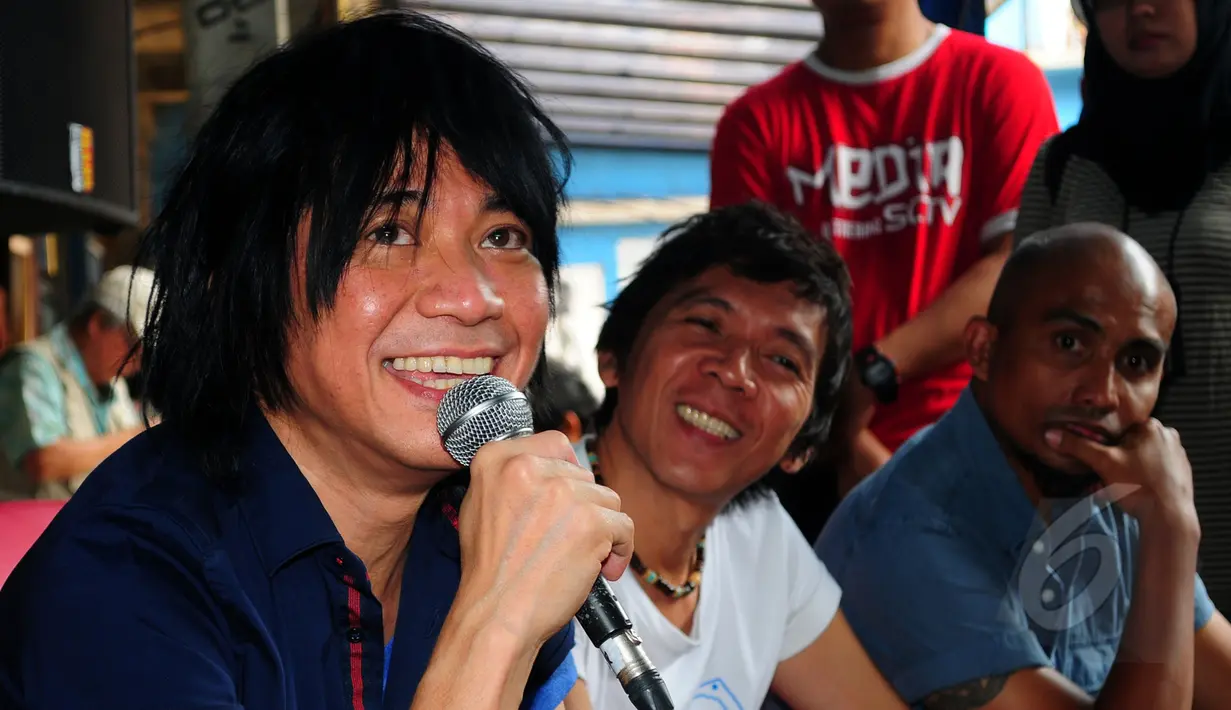 Personel Slank, Abdee (kiri), Bimbim (tengah) dan Ivanka memberi keterangan pers di Gang Potlot, Jakarta, Minggu (22/3). Slank mengklarifikasi bahwa Abdee Negara sedang cuti karena sakit gagal ginjal yang diderita Abdee. (Liputan6.com/Yoppy Renato)