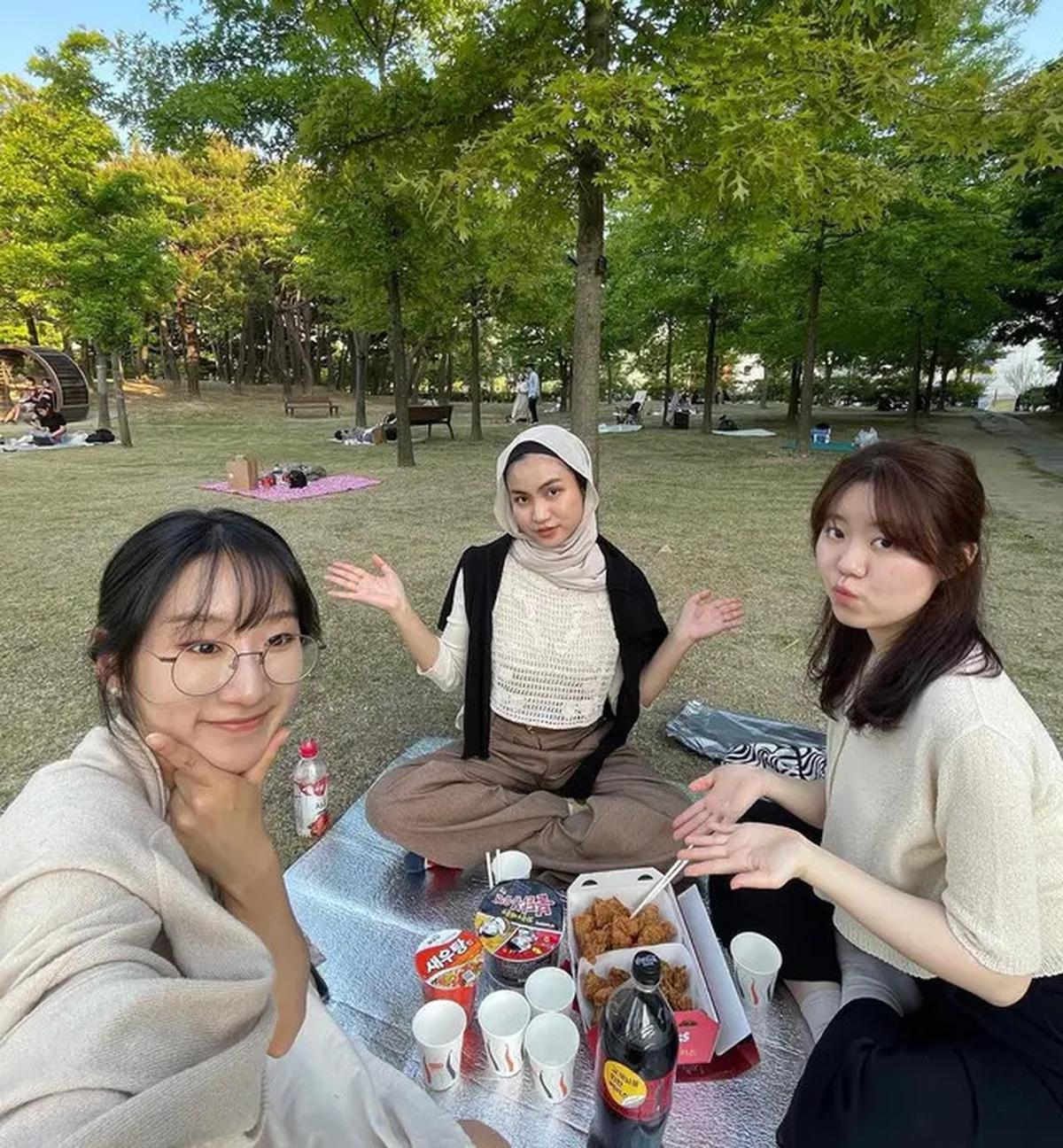 8 Inspirasi Outfit Kuliah ala Xaviera Putri yang Menarik Perhatian