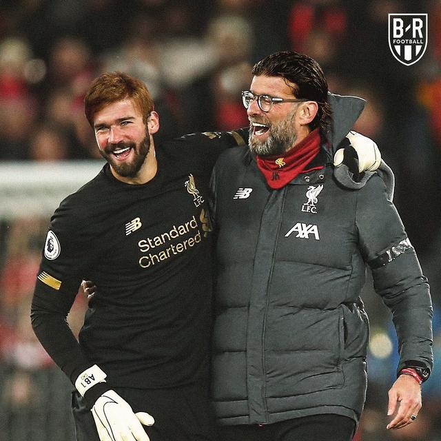 Foto Editan Pemain Bertukar Gaya Rambut dengan Pelatih