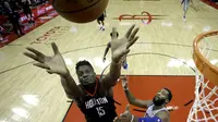 Pemain Detroit Pistons, Andre Drummond (baju putih) mencoba menghalangi pergerakan bintang Houston Rockets, Clint Capela di Houston, dalam lanjutan NBA. (AP / David J. Phillip)