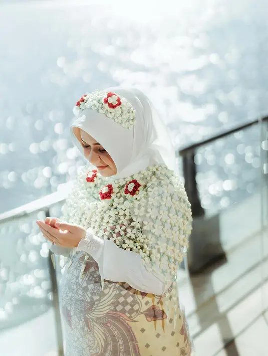 Sekedar informasi, Witan resmi mempersunting perempuan yang dikenalnya sejak sekolah dasar. Kisah cinta keduanya mulai tumbuh pada tahun 2018 silam. Atau saat itu keduanya berusia 17 tahun. [Instagram/rismahanisulaiman_]