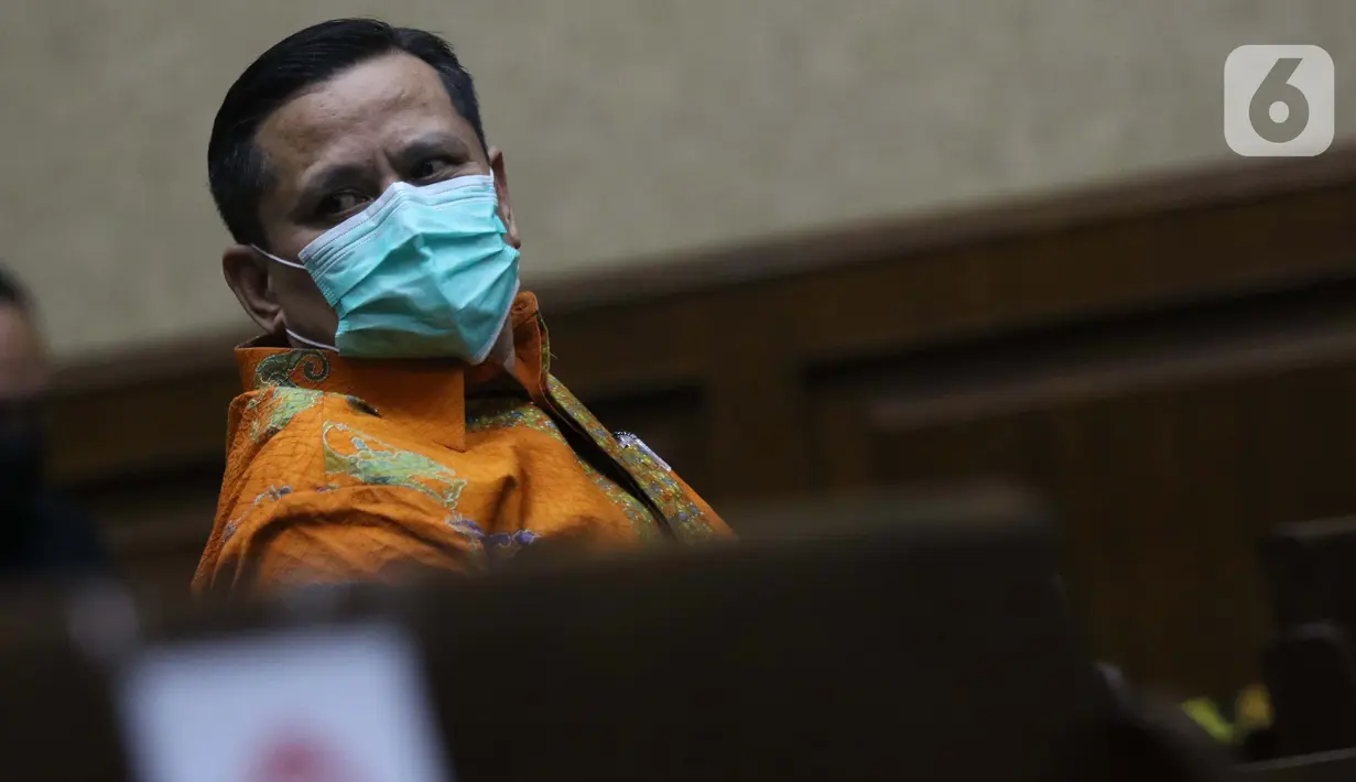 Irjen (Pol) Napoleon Bonaparte sesaat jelang menjadi saksi dalam sidang lanjutan dugaan suap penghapusan red notice Djoko Tjandra dengan terdakwa Tommy Sumardi di Pengadilan Tipikor, Jakarta, Selasa (24/11/2020). Sidang beragenda mendengar keterangan saksi. (Liputan6.com/Helmi Fithriansyah)