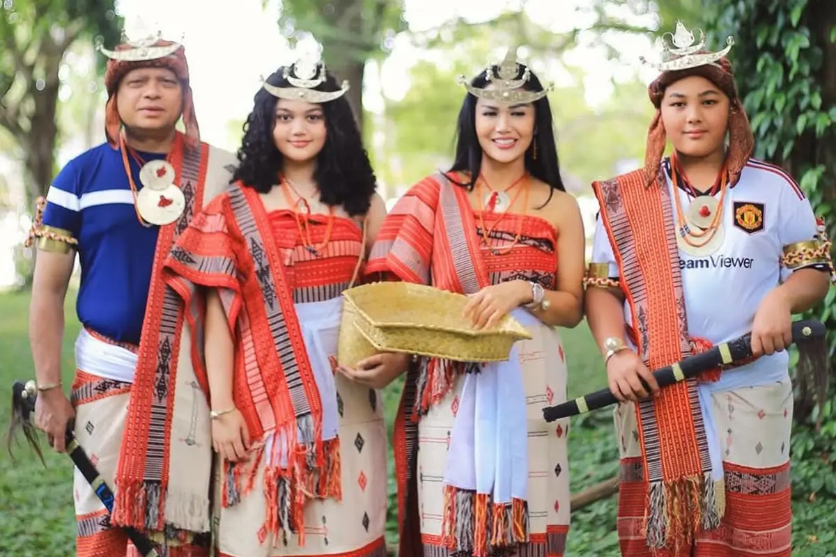 Krisdayanti dan Keluarga Tampil Dibalut Baju Adat Timor Leste
