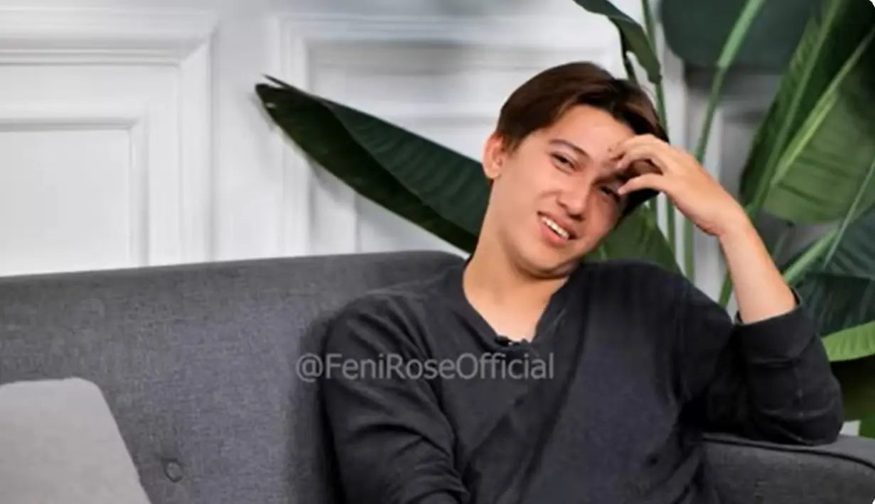 Akhirnya diputuskan jualan cilok juga karena menyesuaikan anggaran keuangannya. Ia mengaku modal pertamanya mengeluarkan Rp 300 ribu. "Jadi modal pertama untuk bahan, pokoknya awalan banget bahan itu aku mulai Rp 300.000," kata Sidik. [Youtube/Feni Rose Official]