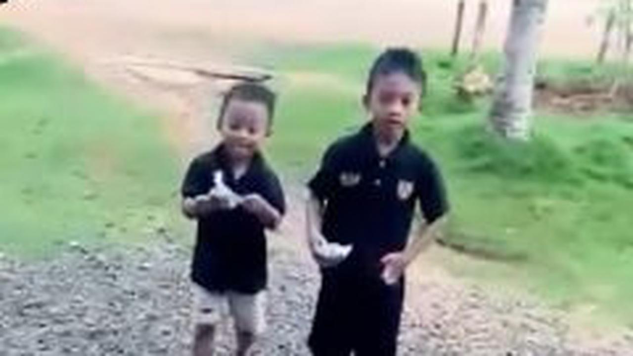 Dua bocah datang menghampiri seorang pria. <br>