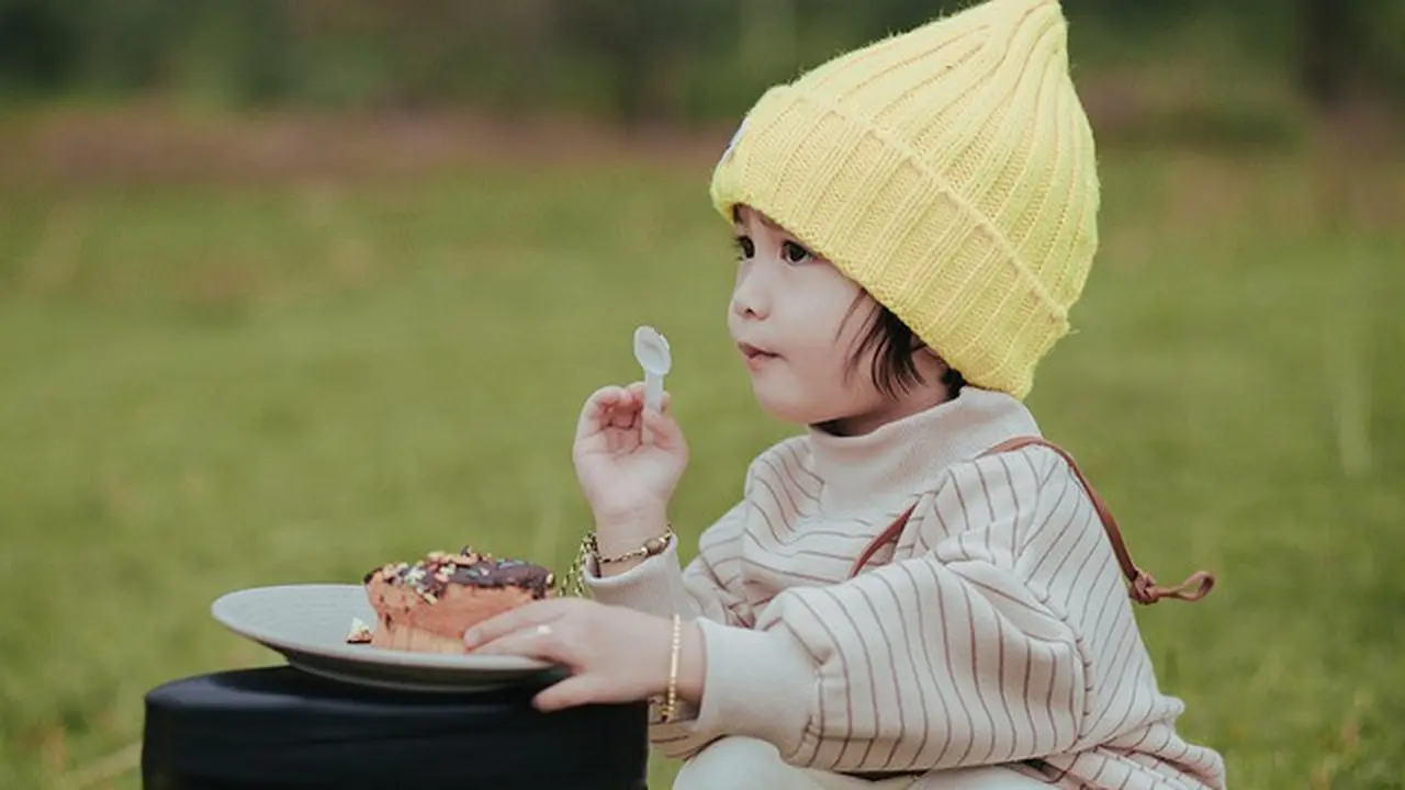 Kids eating