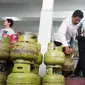 Petugas mengambil tabung gas melon milik rumah makan untuk diganti dengan tabung gas ukuran 5,5 kilogram, Kamis (27/9).(Liputan6.com/Fajar Abrori)