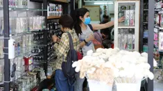 Para pelanggan berbelanja di Pasar Akhir Pekan Chatuchak di Bangkok, pada 9 Mei 2020. Pasar akhir pekan terbesar di Thailand ini kembali dibuka untuk hari pertama pada Sabtu (9/5) dengan sejumlah langkah ketat demi mengatasi pandemi COVID-19. (Xinhua/Zhang Keren)