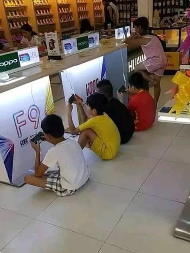 Kelakuan Polos Anak-Anak Saat Lawan Arus Kewajaran Ini Bikin Senyum