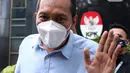 Mantan Wakil Ketua KPK, Saut Situmorang berjalan meninggalkan Gedung Merah Putih KPK, Jakarta, Senin (7/12/2020). Kedatangan Saut Situmorang untuk mengikuti diskusi menyusul berlakunya UU No.19 Tahun 2019 yang menitikberatkan pada upaya pencegahan korupsi. (Liputan6.com/Helmi Fithriansyah)