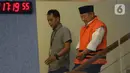 Bupati Sidoarjo Saiful Ilah (kanan) usai menjalani pemeriksaan di Gedung KPK, Jakarta, Kamis (30/1/2020). Saiful Ilah diperiksa sebagai tersangka terkait kasus dugaan menerima suap proyek infrastruktur di Dinas PUPR Kabupaten Sidoarjo. (merdeka.com/Dwi Narwoko)