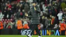 <p>Pelatih Liverpool Jurgen Klopp memberi isyarat usai pertandingan melawan Real Madrid pada pertandingan leg pertamababak 16 besar Liga Champions di stadion Anfield di Liverpool, Inggris, Rabu (22/2/2023). Liverpool kalah telak dari Madrid dengan skor 2-5. (AP Photo/Jon Super)</p>