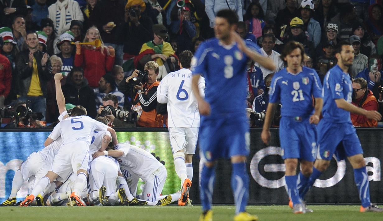 Italia. Berstatus juara Piala Dunia 2006, Italia langsung tersingkir di fase grup Piala Dunia 2010 yang digelar di Afrika Selatan. Tergabung di Grup F, Andrea Pirlo dkk finis di posisi juru kunci dengan raihan 2 poin, hasil dari 2 kali imbang dan 1 kali kalah. Hasil imbang diraih saat Italia ditahan 1-1 oleh Paraguay dan Selandia Baru pada matchday pertama dan kedua. Sementara kekalahan diderita dari Slovakia pada matchday ketiga dengan skor 2-3. (AFP/Filippo Monteforte)