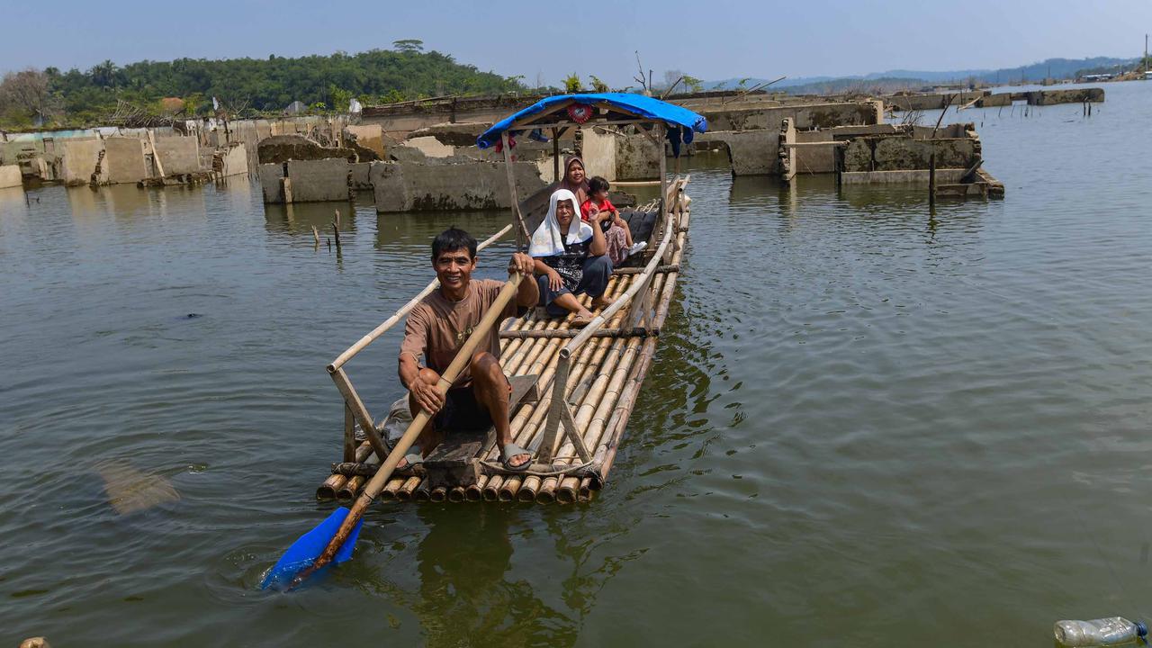 Menyusuri Kampung Somang yang Muncul Saat Kemarau