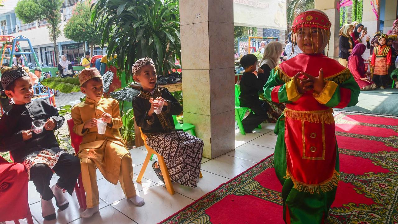 FOTO: Antusias Murid TK Tampil dalam Pergelaran Busana Tradisional Hari Kartini