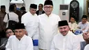 Ketua MPR RI Zulkifli Hasan (tengah) dan politisi senior Amien Rais (kiri) dan Ketua Fraksi PAN Mulfachri Harahap berfoto bersama disela acara buka puasa bersama di kediaman Ketua MPR RI, di Jakarta, Kamis (25/6/2015). (Liputan6.com/Helmi Afandi)