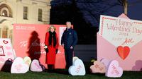 Terdapat pula amplop besar berwarna merah muda dan sebuah kartu dengan pesan, "Happy Valentine Days! XOXO, Jill." (Anna Moneymaker/Getty Images North America/Getty Images Via AFP)