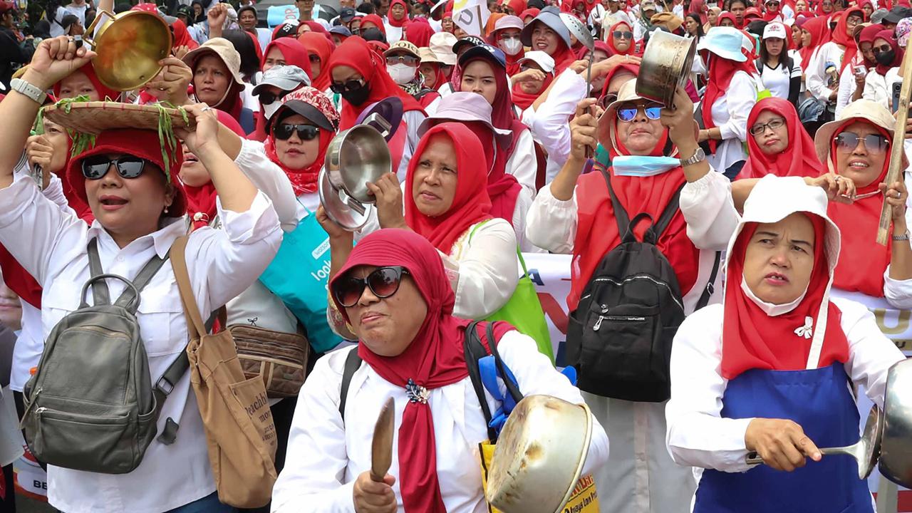 FOTO:  Aksi  Unjuk Rasa di Patung Kuda Dukung Kelanjutan Program Makan Bergizi Gratis